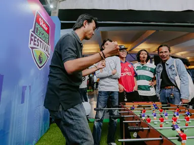 Pengujung menikmati fun games dalam acara Vidio Premier League Festival di Cilandak Town Square, Jakarta, Sabtu (5/8/2023). (Liputan6.com/Faizal Fanani)