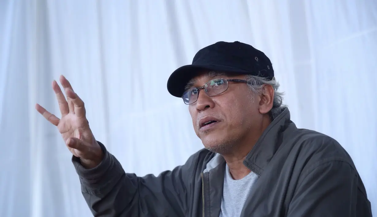 Penyanyi legendaris Iwan Fals mengakui keseruan saat menjalani latihan bersama Erwin Gutawa dan orchestranya. Latihan ini dalam rangka mengisi acara malam puncak HUT SCTV ke-26. Lagu Bongkarnya juga dirubah. (Galih W. Satria/Bintang.com)