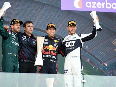 Sergio Perez, Pembalap Red Bull Racing, berhasil menyabet gelar juara pertama yang diikuti oleh Sebastian Vettel, Pierre Gasly, dan Charles Leclerc pada F1 GP Azerbaijan yang dihelat di Baku Street Circuit, Minggu (6/6/2021) malam WIB. (Foto: AFP/Ozan Kose)