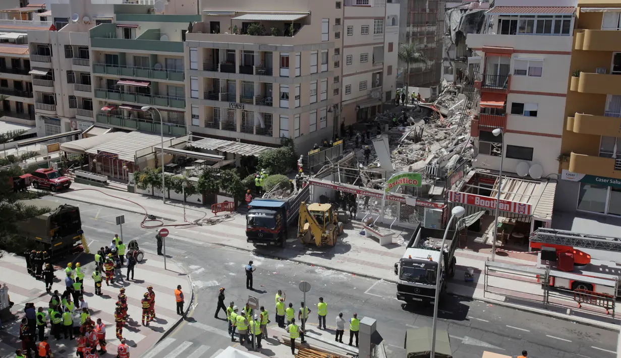 Sebuah gedung apartemen lima lantai runtuh di kota wisata Los Cristianos, Tenerife, Spanyol, Kamis (14/4). Sedikitnya satu orang tewas sementara sembilan lainnya terjebak di dalam reruntuhan gedung tersebut. (Desiree MARTIN/AFP)