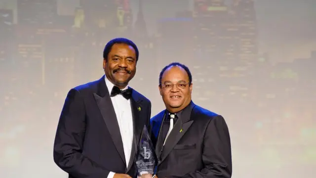 David Steward, miliarder kulit hitam anak pemulung yang berhasil sukses.