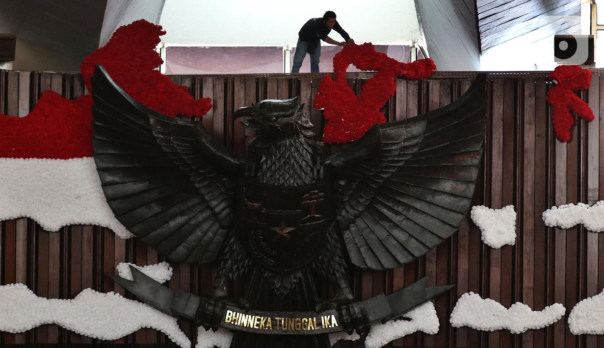 Pekerja mempercantik Ruang Rapat Paripurna I dengan peta Indonesia berwarna merah putih di kompleks Parlemen MPR-DPR RI, Senayan, Jakarta, Rabu (16/10/2019). Ruang paripurna DPR tampak dihias menjelang pelantikan presiden dan wapres terpilih pada 20 Oktober mendatang. (Liputan6.com/Johan Tallo)
