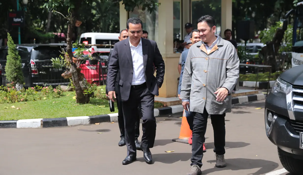 "Iya pasti yakin (Nikita menjadi tersangka), positif. Kami percaya keadilan pasti ada. Mudah-mudahan segera dirampungkan berkasnya dan Nikita bisa dibawa ke meja hijau," kata Farhat Abbas. (Adrian Putra/Bintang.com)