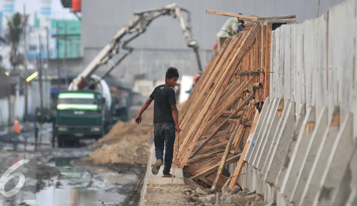 Pekerja menyelesaikan proyek pembangunan tanggul di Pantai Muara Baru, Jakarta, Rabu (2/12). Proyek pembangunan tanggul tersebut bertujuan untuk menahan banjir rob yang sering melanda kawasan Muara Baru. (Liputan6.com/Gempur M Surya)