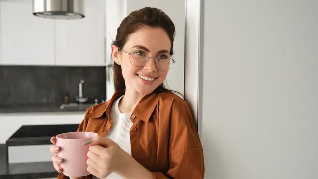 wanita oktober senyum kacamata