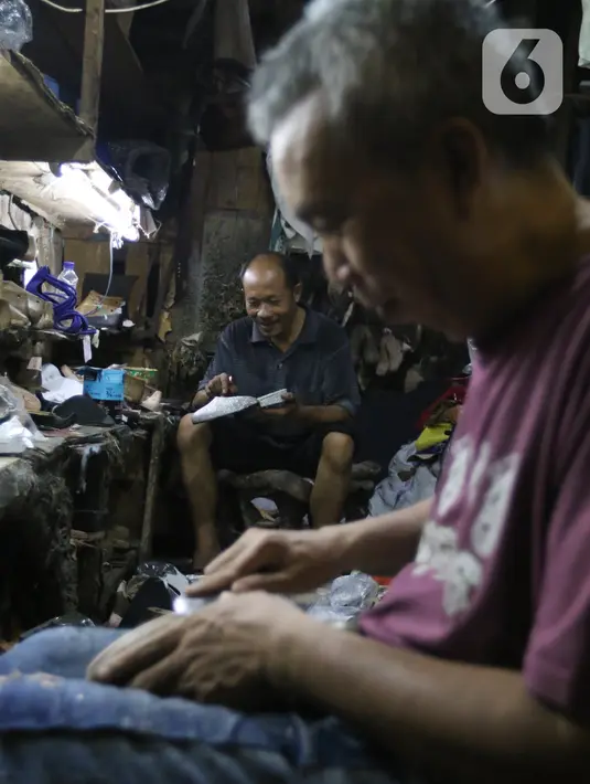 Seorang perajin menyelesaikan pembuatan sepatu di Jakarta, Jumat (17/1/2020). Pengamat menilai perlambatan pertumbuhan kredit usaha mikro, kecil, dan menengah (UMKM) berpotensi tidak akan berlanjut pada tahun ini. (Liputan6.com/Angga Yuniar)