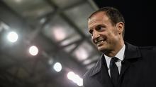 Senyum pelatih Juventus Massimiliano Allegri jelang pertandingan anak asuhnya melawan Cagliari dalam lanjutan Liga Italia di Sardegna Arena, Cagliari, Italia, Selasa (2/4). Si Nyonya Tua mengoleksi 81 poin dari 30 laga. (Marco BERTORELLO/AFP)