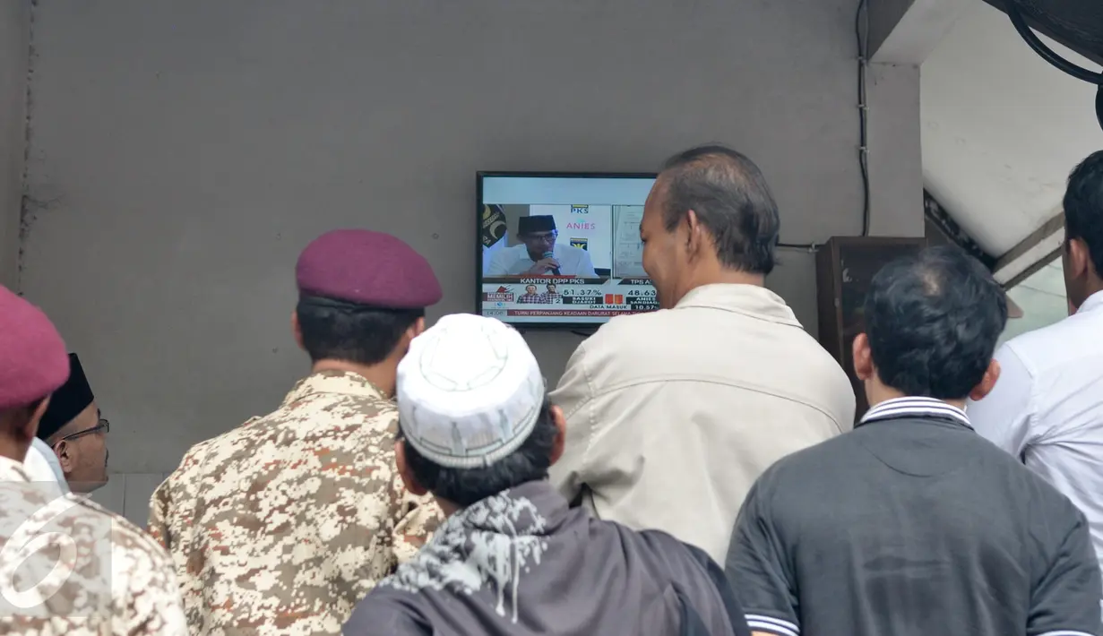 Pendukung Cagub dan Cawagub DKI Jakarta, Anies-Sandi tunggu hasil penghitungan cepat di kantor DPP Gerindra, Ragunan, Jakarta Selatan, Rabu (19/4). Menunggu hasil hitung cepat suara, kantor DPP Gerindra gelar hiburan musik. (Liputan6.com/Yoppy Renato)