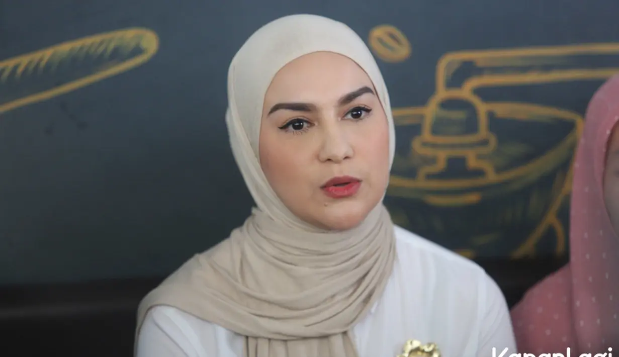 Hal itu diungkapkan Irish Bella saat ditemui di kawasan  Cinere, Depok, Jawa Barat, Senin (18/12). Sebelum memutuskan melayangkan gugatan cerai, ia mengaku telah melewati proses panjang. [Foto: KapanLagi.com®/Bayu Herdianto]