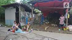 Warga mengungsi di tenda yang didirikannya di jalan Desa Sumber Urip Pebayuran, Senin (22/2/2021). Sudah tiga hari warga bertahan di tenda pengungsian dikarenakan banjir luapan sungai Citarum yang merendam permukiman warga kampung Babakan Banten Pebayuran. (Liputan6.com/Herman Zakharia)