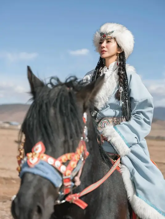 Kirana juga kenakan penutup kepala berbulu dengan aksesori bak putri kerajaan. [@kiranalarasati]