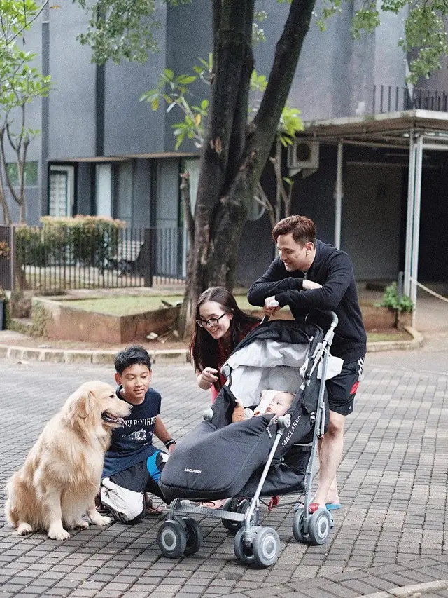 Usir Pengasuh Lalai, Ini 7 Kebersamaan Lucky Perdana dan Lidi Brugman Asuh Anak