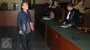 Hakim PTUN Medan Tripeni Irianto Putro usai menjalani sidang lanjutan dengan agenda pembacaan pledoi, Jakarta, Kamis (26/11/2015). Tripeni mengaku tak pernah meminta untuk disuap saat menyidang gugatan dari OC Kaligis. (Liputan6.com/Helmi Afandi)
