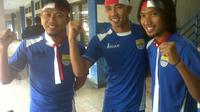 Tiga penggawa Persib Bandung, Tony Sucipto, Rudiyana, dan Hariono menggunakan ikat kepala "merah putih" jelang latihan sebagai bentuk perayaan HUT RI ke-70, Senin (17/8/2015). (Bola.com/Bagas Rahadyan)