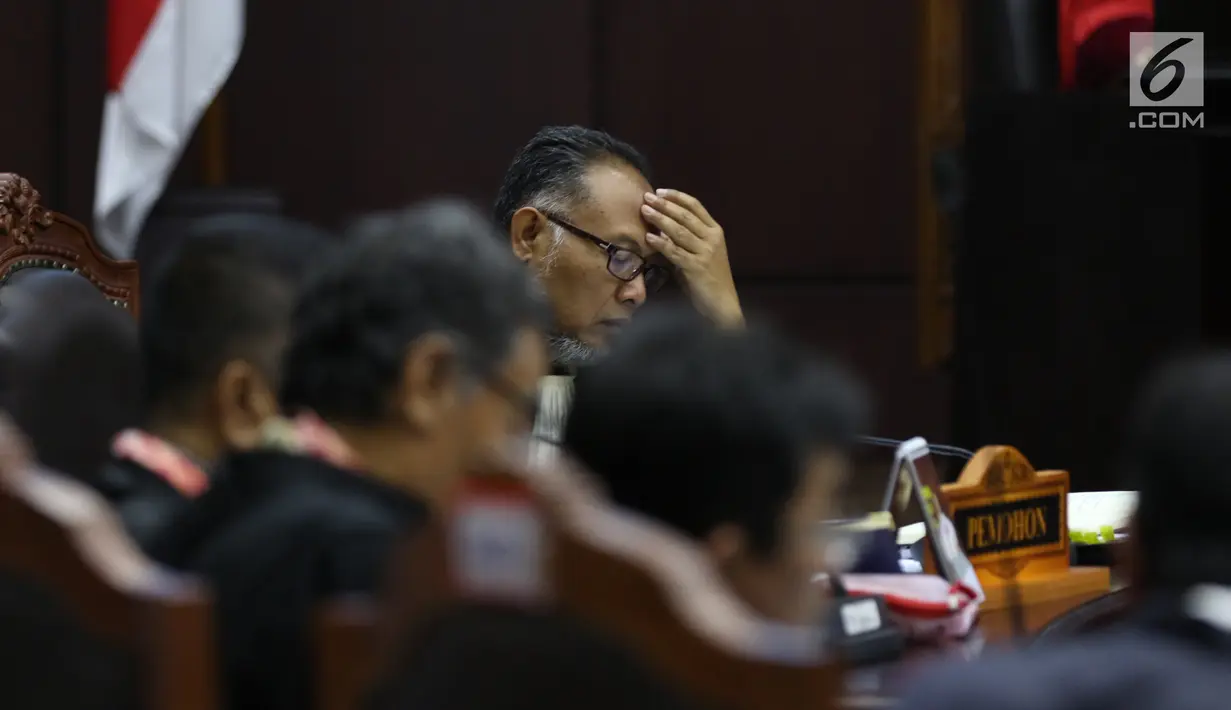 Kuasa hukum Calon Presiden dan Calon Wakil Presiden nomor urut 02 selaku pemohon Bambang Widjojanto mengikuti sidang perdana sengketa Pilpres 2019 di Mahkamah Konstitusi, Jumat (14/6/2019). Sidang perdana tersebut memiliki agenda pembacaan materi gugatan dari pemohon. (Lputan6.com/Johan Tallo)