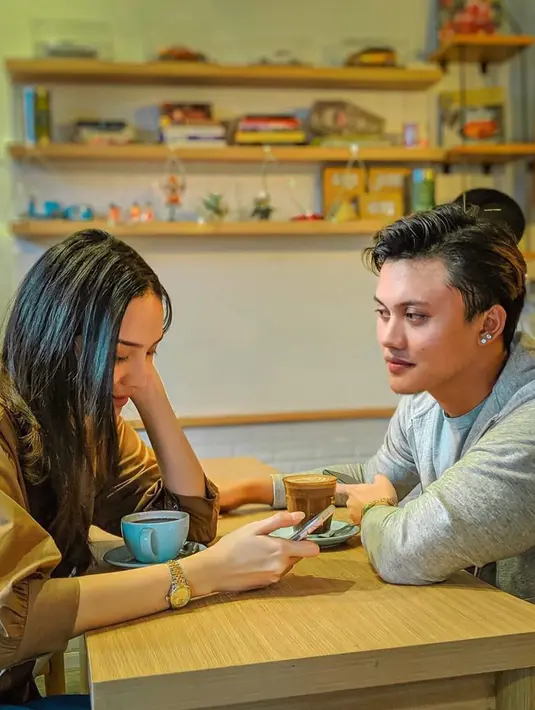 Dalam akun Instagram Rizky Febian, belum lama ini dirinya melakukan sesi pemotretan bersama Anya Geraldine untuk kerjasama mereka. Mengatakan hal tersebut penantian yang luar biasa, karena memang bukan hal yang mudah. (Instagram/rizkyfbian)