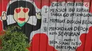 Sebuah mural menghiasi tembok di kawasan Margonda, Depok, Jawa Barat, Sabtu (16/2). Gambar mural memiliki pesan agar masyarakat tetap damai dan berteman meski berbeda dalam memilih calon presiden dalam Pilpres 2019. (Liputan6.com/Herman Zakharia)