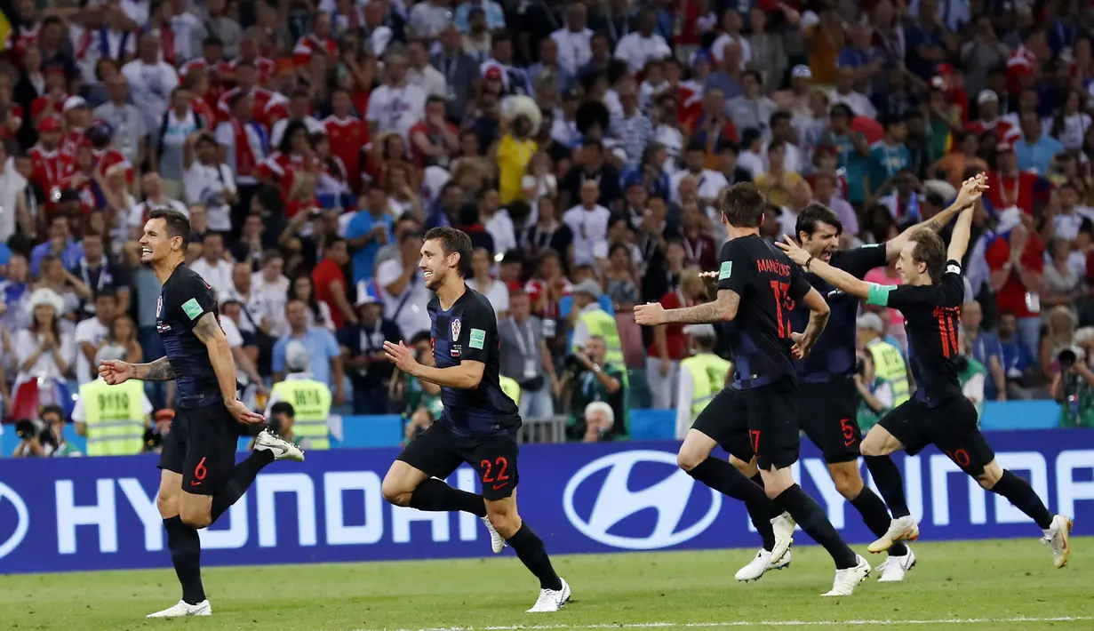 Para pemain Kroasia merayakan kemenangan atas Rusia pada laga perempat final Piala Dunia di Stadion Fisht, Sochi, Sabtu (7/7/2018). Kroasia menang 2-2 (4-3) atas Rusia. (AP/Manu Fernandez)