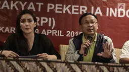 Perwakilan federasi buruh menyampaikan Panca Maklumat Rakyat Pekerja Indonesia untuk Presiden Jokowi dalam konferensi pers di Jakarta, Minggu (29/4). Konpers terkait kesiapan melakukan aksi pada hari buruh, 1 Mei mendatang. (Liputan6.com/Faizal Fanani)