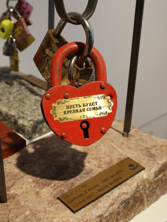 Salah satu gembok cinta di Jembatan Pont des Art saat dilelang oleh Ville de Paris, Prancis, Rabu (3/5). Pelelangan gembok cinta dari dua jembatan yang membentang di atas sungai La Seine akan berlangsung pada 13 Mei mendatang. (Jacques DEMARTHON/AFP)