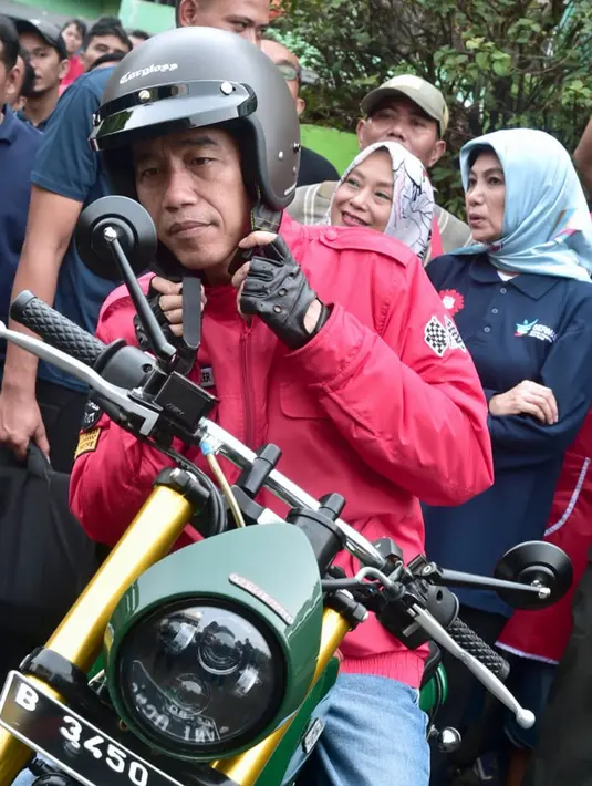 Presiden Joko Widodo (Jokowi) mengecek harga bahan kebutuhan pokok di Pasar Anyar, Tangerang, Minggu (4/11). Jokowi datang mengendarai motor dan mengenakan helm barunya yang dibeli di Indonesia Motorcycle Show 2018. (Liputan6.com/HO/Biro Pers Setpres)
