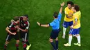 Pemain Jerman bersitegang dengan pemain Brasil pada laga semifinal Piala Dunia 2014 di Stadion The Mineirao (8/7/2014). Jerman menang 7-1 atas Brasil. (AFP/Francois Xavier)