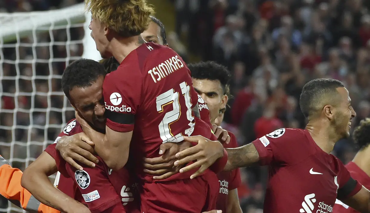 Bek Liverpool Joel Matip berselebrasi dengan rekannya setelah mencetak gol kedua untuk timnya ke gawang Ajax Amsterdam pada pertandingan kedua Grup A Liga Champions 2022/2023 di Stadion Anfield, Rabu (14/9/2022) dini hari WIB. Liverpool menang susah payah saat menjamu Ajax berkat gol menit akhir bek Joel Matip. (AP Photo/Rui Vieira)