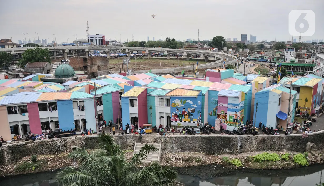 Suasana Kampung Gembira Gembrong, Cipinang Besar Utara, Jakarta Timur, Minggu (9/10/2022). Pasca diresmikan oleh Gubernur DKI Jakarta pada Jumat (7/10) kemarin, warga korban kebakaran yang sebelumnya mengungsi di Rusun Cipinamg Besar Utara kini mulai kembali menghuni Kampung Gembira Gembrong. (merdeka.com/Iqbal S. Nugroho)