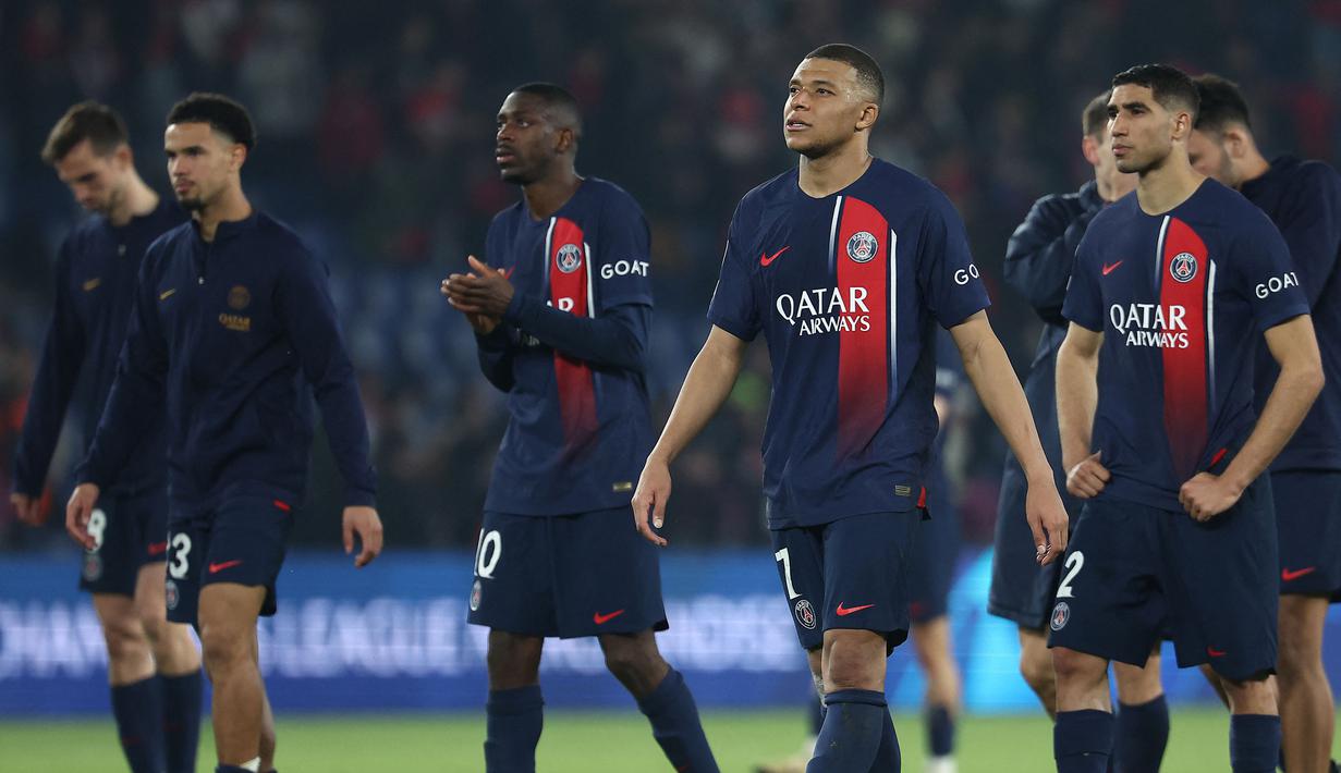 Pemain PSG, Kylian Mbappe dan rekan-rekannya terlihat kecewa setelah timnya kalah dari Borussia Dortmund pada laga leg kedua semifinal Liga Champions 2023/2024 di Parc des Princes, Paris, Prancis, Rabu (08/05/2024) dini hari WIB. (AFP/Franck Fife)