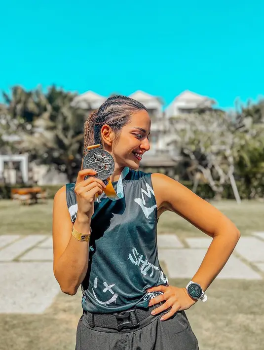 "TAPI DRAMA nya ADA BANGET! Karena ditengah tengah lari kak @gitajanu kena serangan asma yang sangat bikin panik!," tutup Nia Ramadhani yang akan menceritakan di kanal Youtubenya. [Instagram/ramadhaniabakrie]