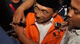 Mantan Bupati Bangkalan, Fuad Amin Imron ditetapkan sebagai tersangka kasus dugaan suap jual beli gas alam pembangkit listrik di wilayah Gresik, Jawa Timur, Selasa (2/12/2014). (Liputan6.com/Miftahul Hayat)