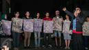 Para simpatisan memegang poster hasil puisi yang digambarkan dari Sastrawan dan Aktivis HAM Widji Thukul, Wahyu Susilo membacakan puisi - puisi karya Widji Thukul di Taman Ismail Marzuki, Jakarta, Selasa (24/1). (Liputan6.com/Gempur M Surya)