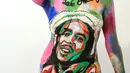 Gambar wajah Bob Marley di tubuh seorang model saat pameran body painting, Santiago (24/11/2015). Lebih dari 100 desain yang terinspirasi oleh ikon musik, dipamerkan dalam pameran tersebut (AFP Photo/Martin Bernetti)