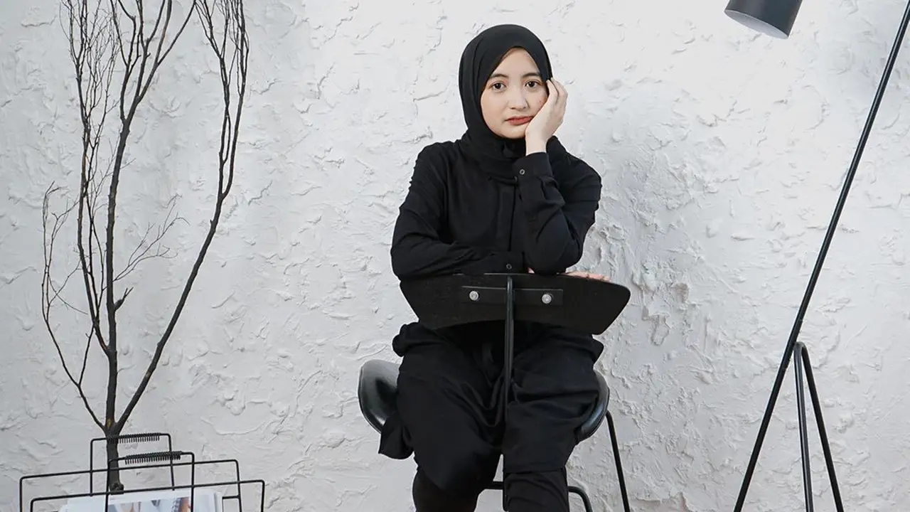 Gaya Arafah Rianti Pakai Outfit Serba Hitam, Curi Perhatian