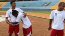 Ricardo Salampessy memeluk rekannya sebelum berlatih bersama tim Persipura Jayapura jelang laga Torabika Soccer Championship 2016  melawan Persija Jakarta di Stadion Mandala, Jayapura, Kamis (28/4/20160. (Bola.com/Nicklas Hanoatubun)