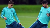 Dua pemain Chelsea, Oscar (kiri) dan Diego Costa (kanan). (AFP/Glyn Kirk)
