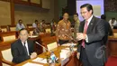 Gubernur BI Agus Martowardojo (kiri) berbincang dengan Kepala OJK, Muliaman D. Hadad sebelum memulai raker dengan Komisi XI DPR RI dan empat lembaga keuangan di Ruang Komisi XI Kompleks Parlemen Senayan, Jakarta, Rabu (25/3/2015). (Liputan6.com/Andrian M 