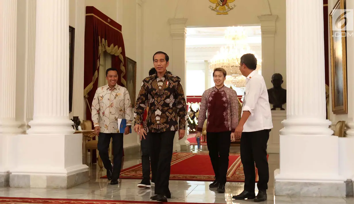 Presiden Joko Widodo atau Jokowi saat menggelar pertemuan dengan ganda putra bulu tangkis Kevin Sanjaya dan Marcus Gideon di Istana Merdeka, Jakarta, Senin (2/4). Jokowi ingin keduanya juga bisa berjaya di Asian Games 2018. (Liputan6.com/Angga Yuniar)