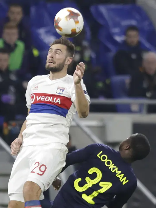 Duel udara pemain Lyon, Lucas Tousart  (kiri) dan pemain Everton, Ademola Lookman (kanan) pada laga grup E Europe League di Groupama Stadium, Lyon, (2/11/2017). Everton kalah 0-3. (AP/Laurent Cipriani)