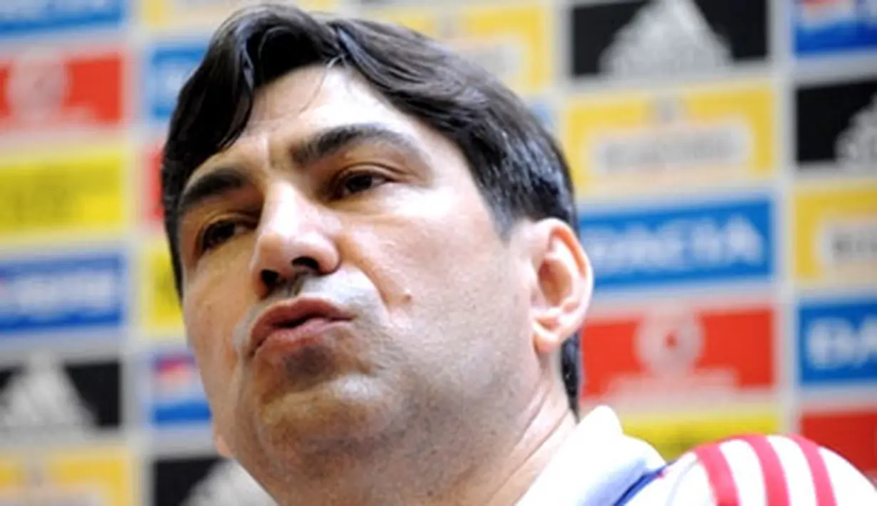 Romanian national football team coach Victor Piturca gives a press conference on May 22, 2008 at the Mogosoaia Center near Bucharest at the beginning of the final preparation stages before the Euro 2008 tournament. AFP PHOTO/DANIEL MIHAILESCU