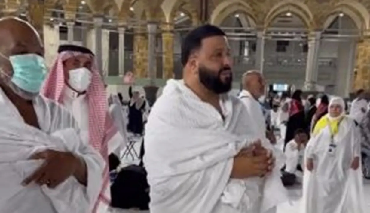 Selain itu, DJ Khaled juga sempat membagikan video yang memperlihatkan dirinya dan Mike Tyson sedang mengelilingi Ka'bah. "Saat aku berjalan di Makkah, air mata berlinang. Air mata kebahagiaan, seumur hidupku aku ingin pergi ke Makkah, berdoa dan bersyuku kepada Allah," tulis pemilik nama Khaled Mohamed Khaled dalam unggahan video. (Liputan6.com/IG/@djkhaled)