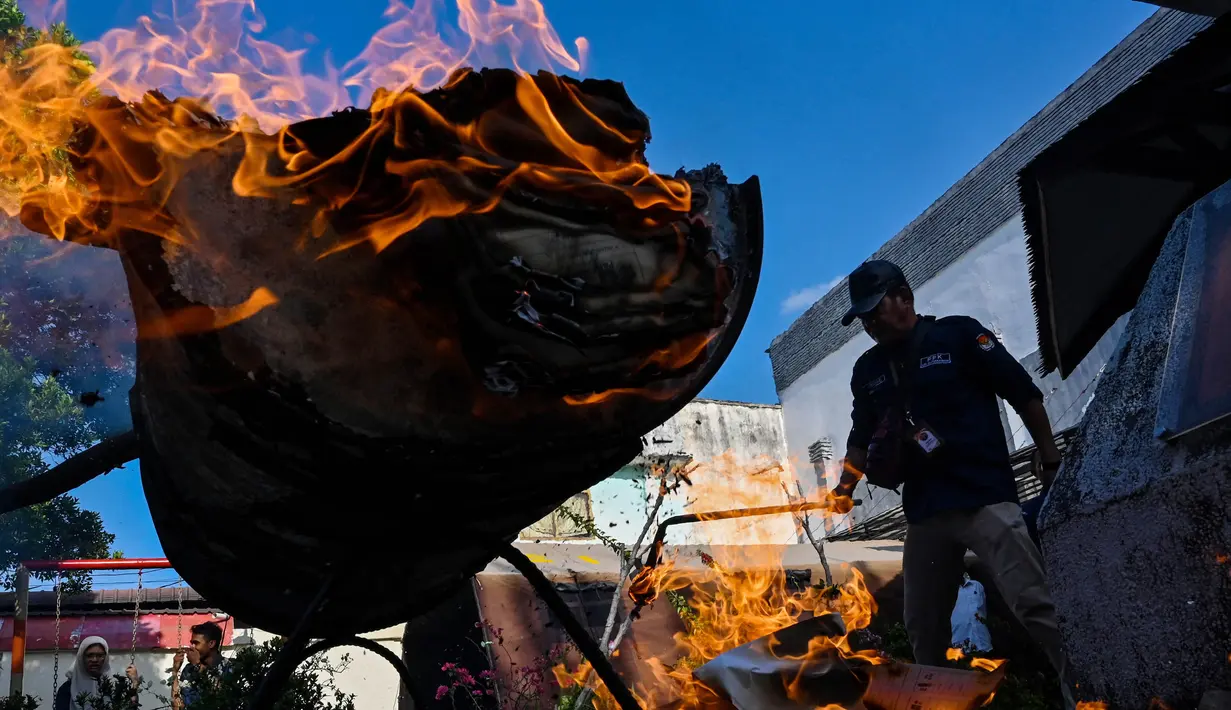 Surat suara yang rusak rata-rata mengalami sobek dan terdapat bercak tinta. Surat suara yang dalam kondisi baik namun lebih juga dimusnahkan. (CHAIDEER MAHYUDDIN/AFP)