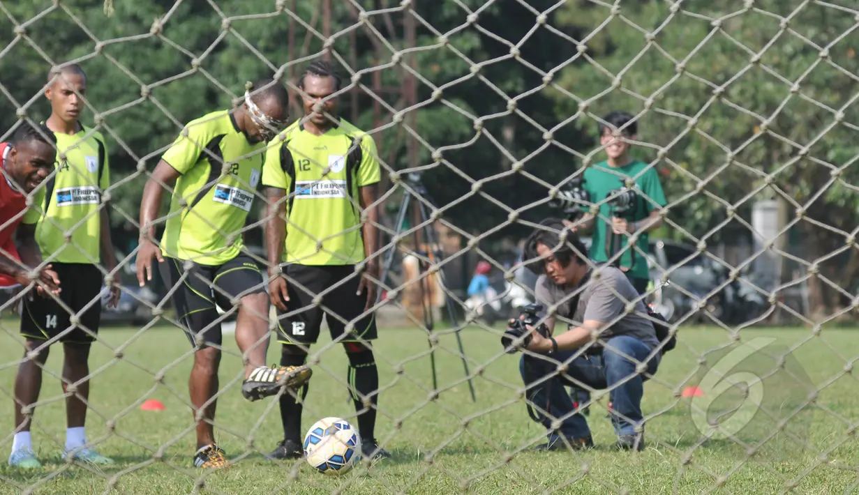 Liputan6.com berkesempatan mengajak pemain Persipura bermain games di Lapangan C Senayan, Jakarta (8/5/2015). Pemain Persipura Lancine Kone saat bermain games memasukan bola kedalam gawang dengan mata tertutup. (Liputan6.com/Herman Zakharia)