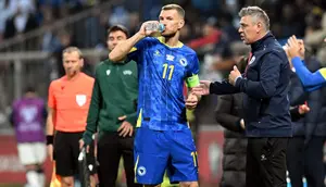 Striker Timnas Bosnia-Herzegovina, Edin Dzeko, mengenakan jersey biru produksi Kelme di laga Kualifikasi Euro 2024. (ELVIS BARUKCIC / AFP)