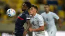 Striker Prancis, Jordan Semedo Varela (kiri) menguasai bola dibayangi bek Israel, Ilay Feingold pada laga semifinal Piala Eropa U-19 di DAC Arena, Dunajska Streda, Slovakia (28/6/2022). Prancis lolos ke Piala Dunia U-20 2023 dengan status peringkat ketiga bersama pada Piala Eropa U-19 setelah kalah 1-2 dari Israel pada babak semifinal. Dari total 7 kali tampil di ajang Piala Dunia U-20, prestasi terbaik Prancis adalah menjadi juara pada edisi 2013 di Turki. (AFP/Vladimir Simicek)