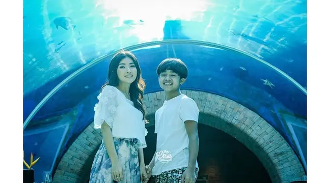 Disebut Bak Adik Kakak, Ini 6 Gaya Betrand Peto dan Sarwendah Tampil Modis
