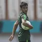 Pemain Timnas Indonesia, Septian David Maulana, memegang bola saat latihan di Stadion Wibawa Mukti, Jawa Barat, Selasa (6/11). Latihan ini merupakan persiapan jelang Piala AFF 2018. (Bola.com/Vitalis Yogi Trisna)