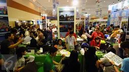Ratusan calon pelancong memadati stand yang ada di Indonesia Travel Fair, Jakarta Convention Centre, Sabtu (27/2/2016). Indonesia Travel Fair menawarkan beberapa destinasi wisata dan berlangsung hingga Minggu (28/2). (Liputan6.com/Helmi Fithriansyah)
