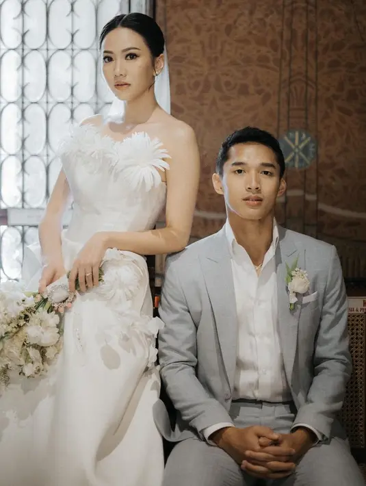 Sementara itu, Shanju tampil dengan bawl gown putih lengkap dengan veil panjang. [@jonathanwongso]