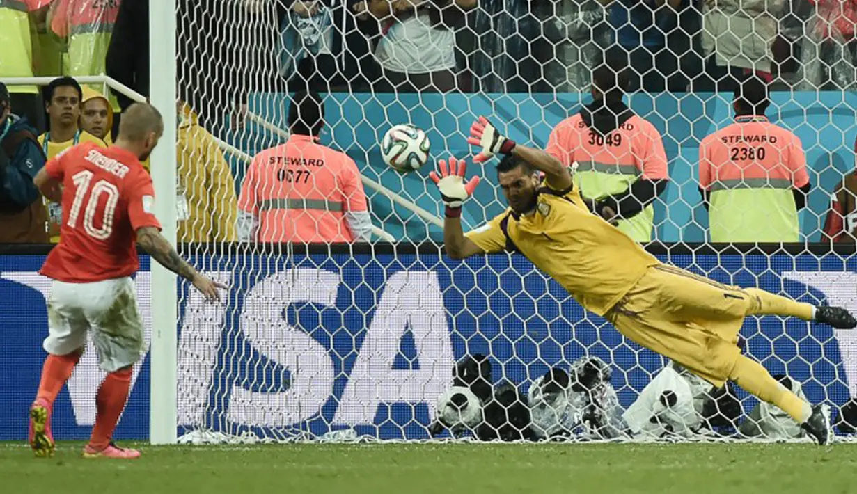 Kiper Argentina Sergio Romero berhasil menghalau tendangan bek Belanda Belanda Ron Vlaar saat adu pinalti di Semi Final World Cup 2014 melawan Belanda di The Corinthians Arena, Sao Paulo pada 9 Juli 2014. (AFP Photo/Damien Meyer)